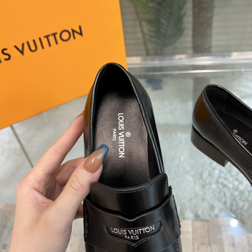 Louis Vuitton Connelly Flat Loafer      1AAOKF - PerfectKickZ