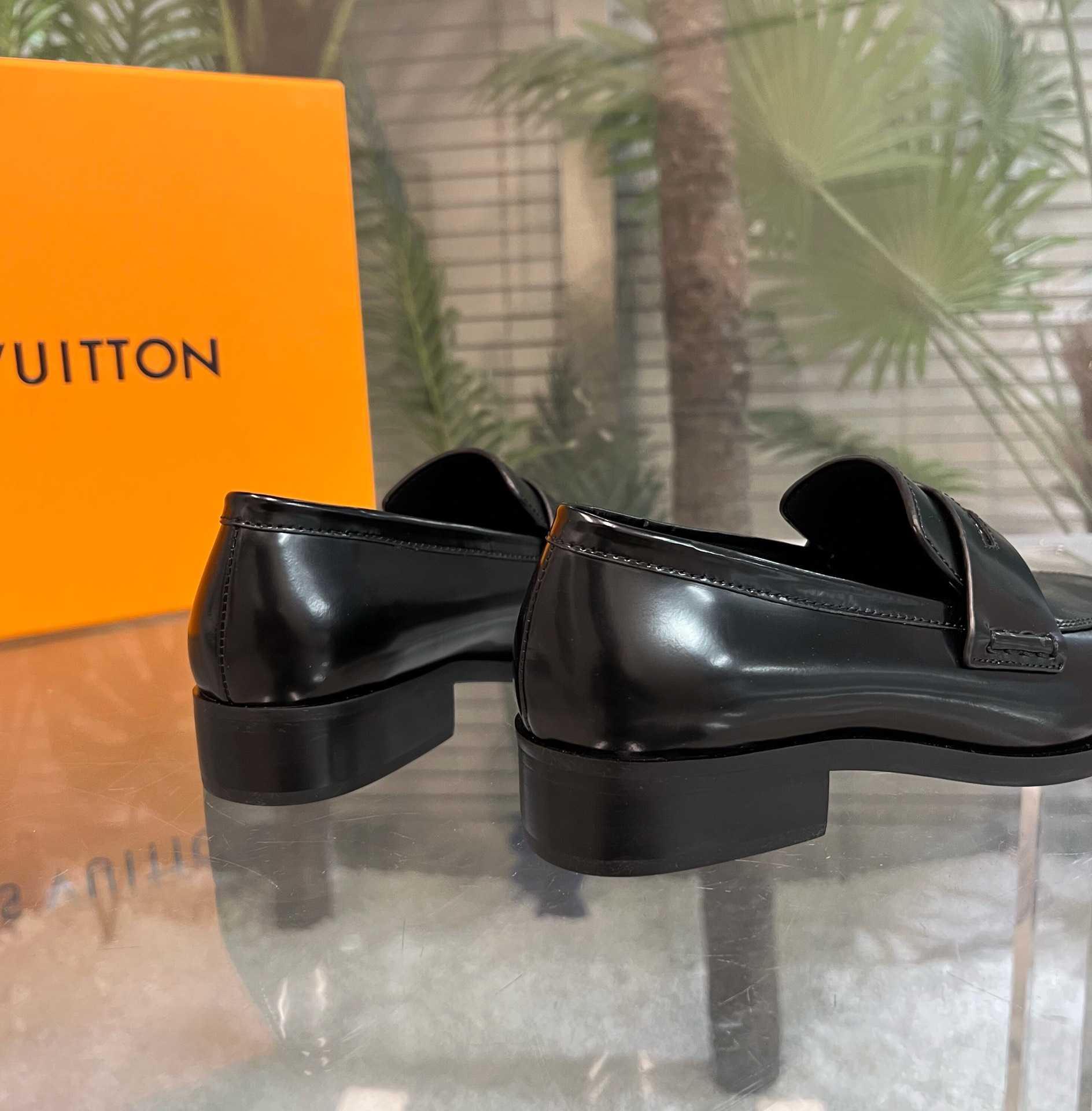 Louis Vuitton Connelly Flat Loafer      1AAOKF - PerfectKickZ