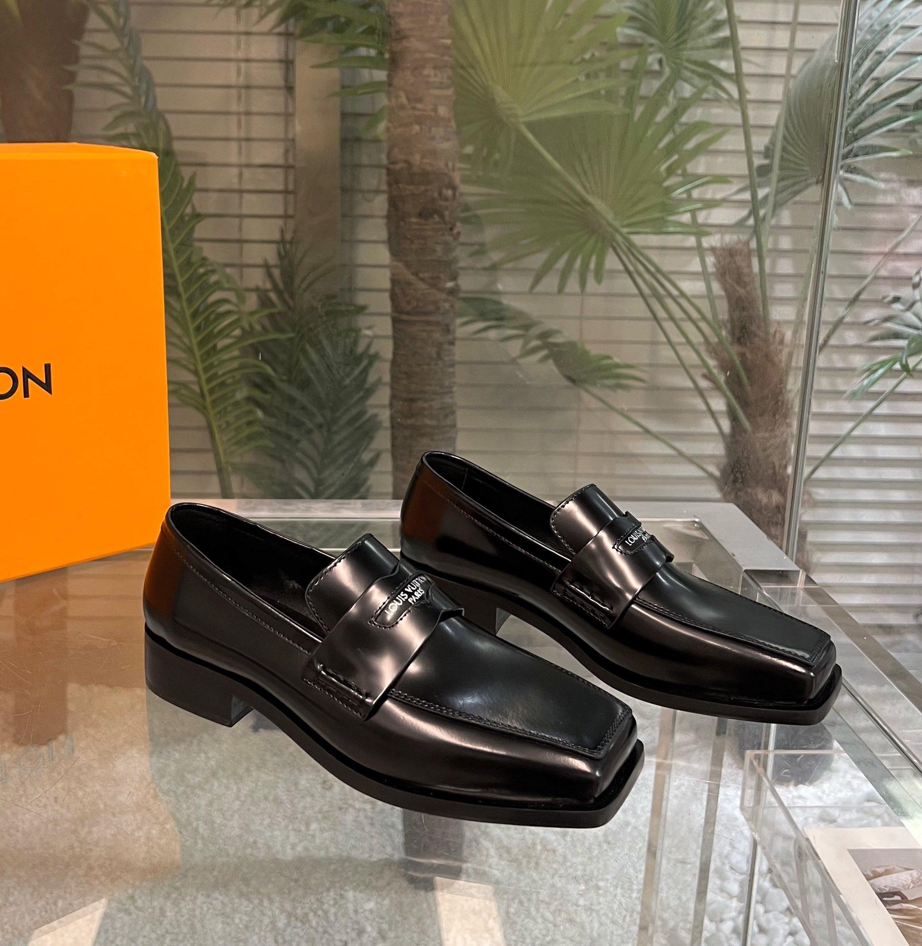 Louis Vuitton Connelly Flat Loafer      1AAOKF - PerfectKickZ