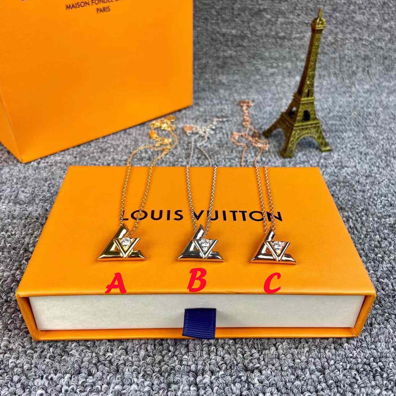 Louis Vuitton LV Volt One Small Pendant, Pink Gold And Diamond     Q93813 - PerfectKickZ