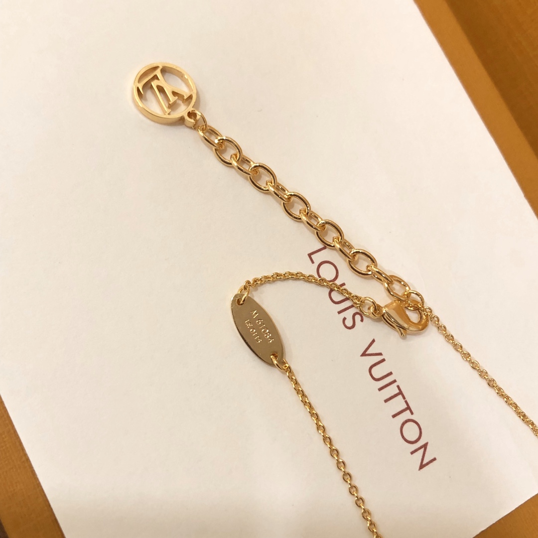 Louis Vuitton Essential V Necklace - PerfectKickZ
