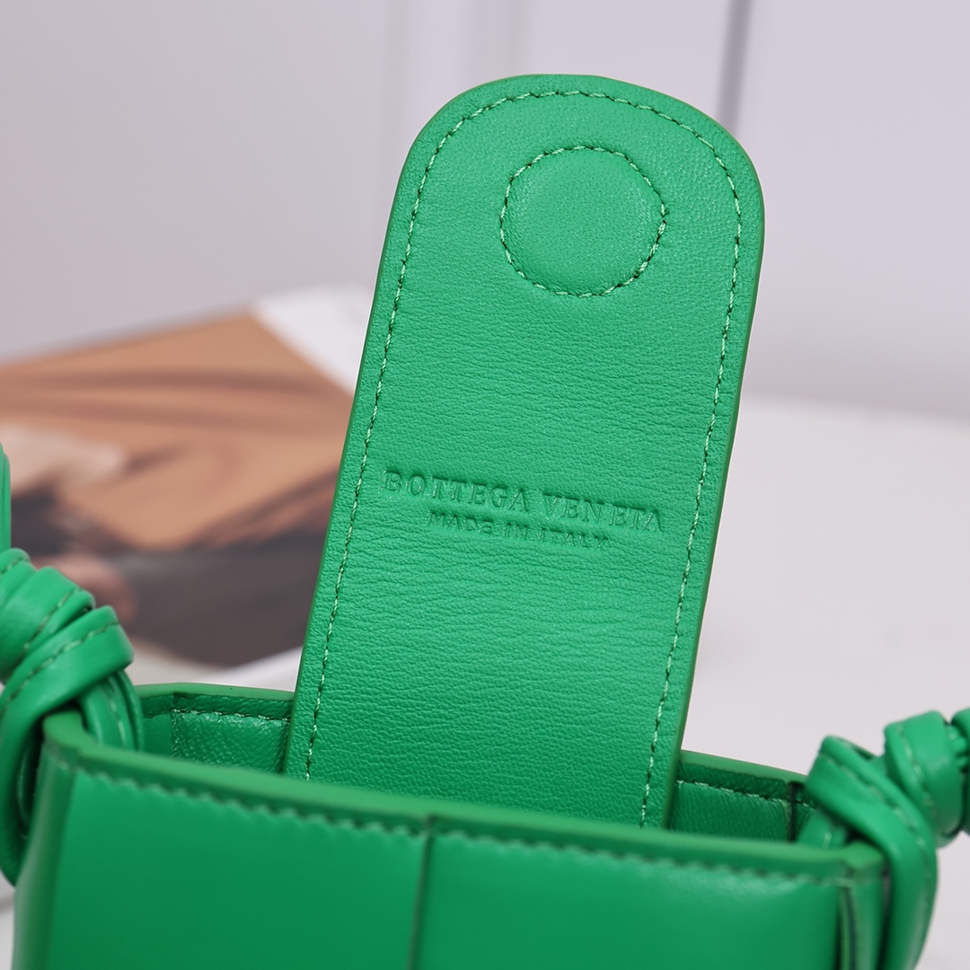 Bottega Veneta Phone Pouch - PerfectKickZ