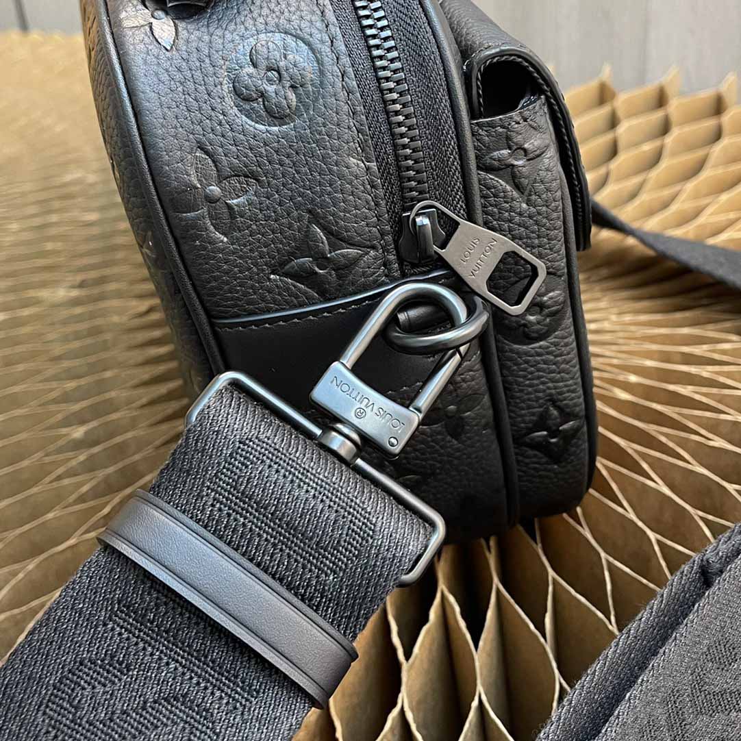 Louis VuittonS Lock Messenger   (22 x 18 x 8cm)   M58489 - PerfectKickZ
