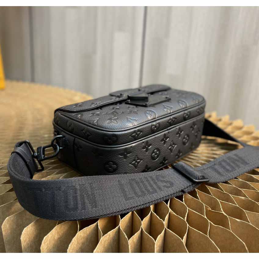Louis VuittonS Lock Messenger   (22 x 18 x 8cm)   M58489 - PerfectKickZ