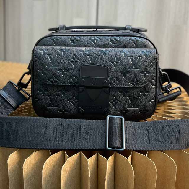 Louis VuittonS Lock Messenger   (22 x 18 x 8cm)   M58489 - PerfectKickZ