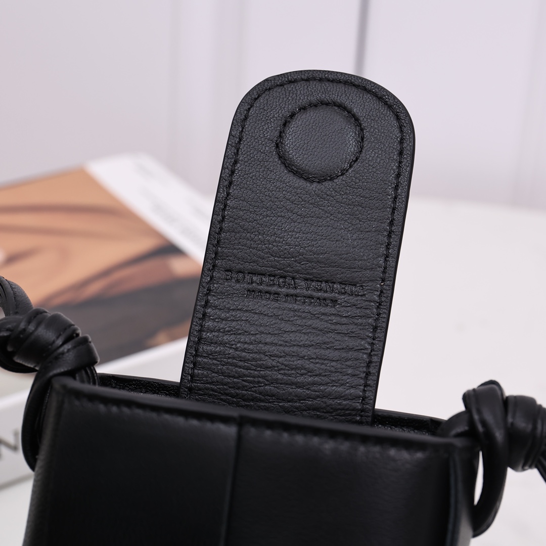 Bottega Veneta Phone Pouch - PerfectKickZ