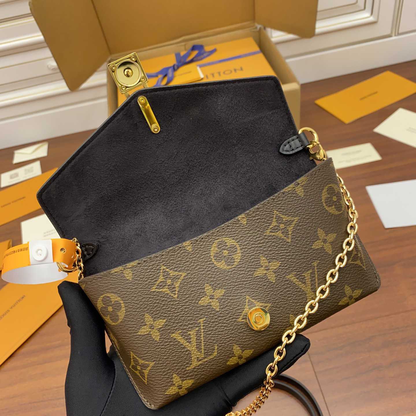 Louis Vuitton Padlock On Strap   M80559 - 