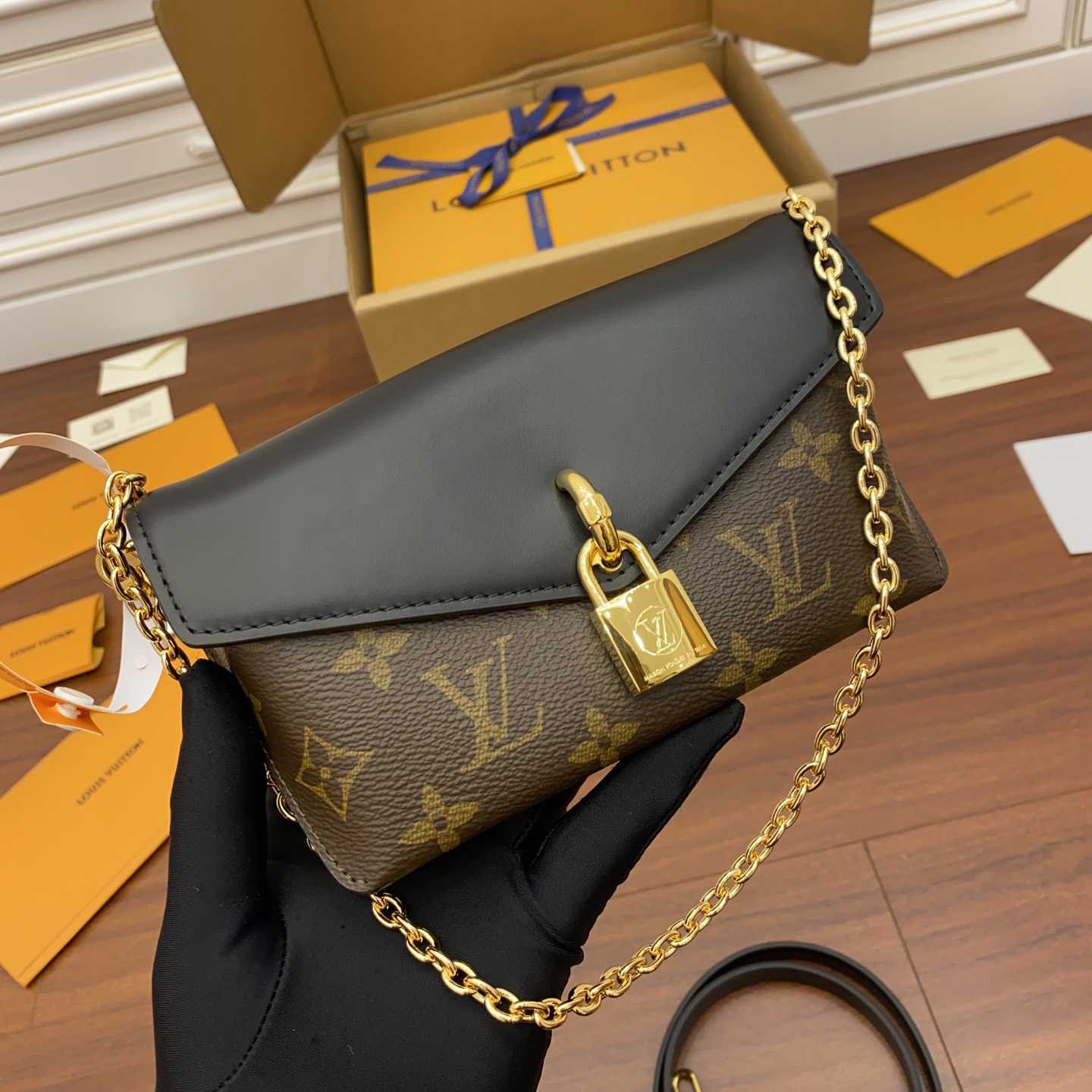 Louis Vuitton Padlock On Strap   M80559 - 
