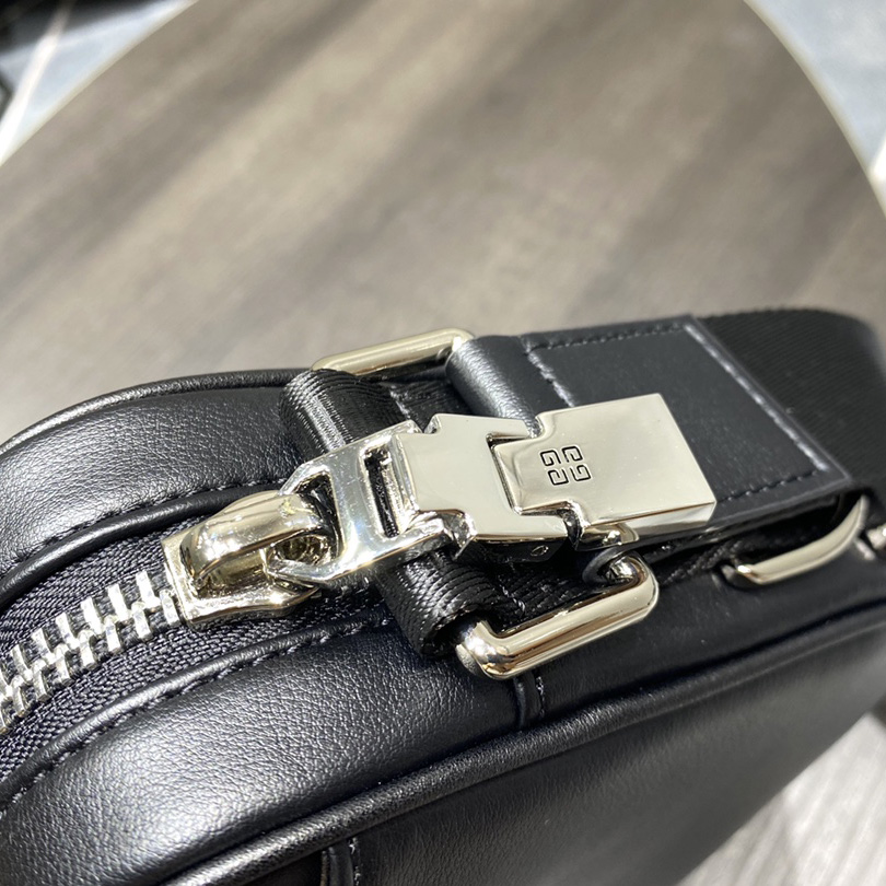 Givenchy Black Camera Messenger Bag (20x14x6cm) - 