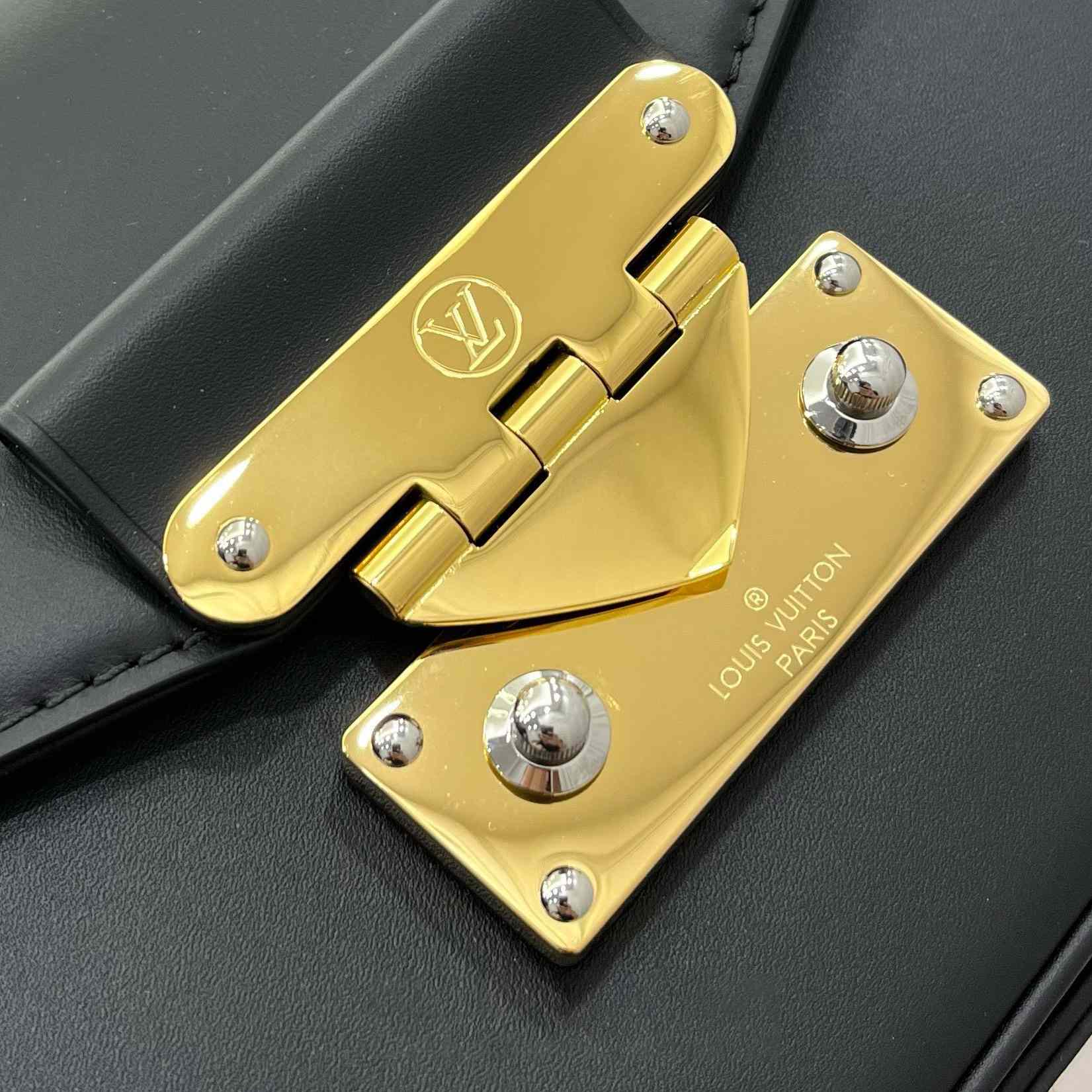 Louis Vuitton Swing Bag   M20393 - PerfectKickZ