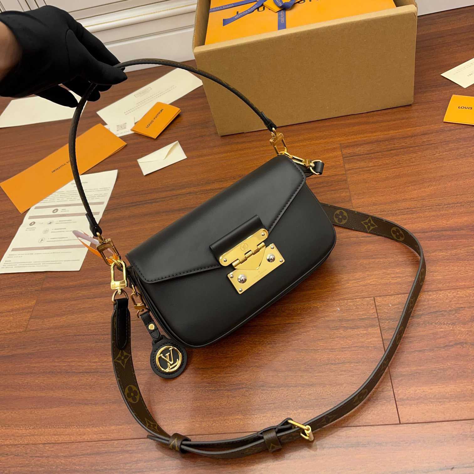 Louis Vuitton Swing Bag   M20393 - PerfectKickZ
