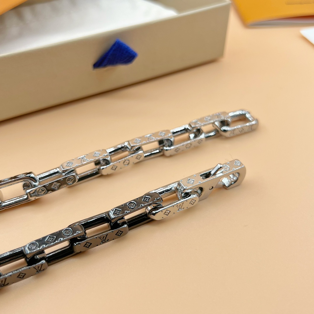 Louis Vuitton Monogram Chain Necklace    M01190 - PerfectKickZ