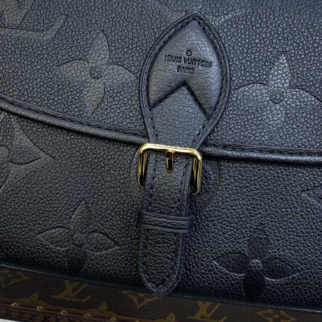 Louis Vuitton Diane (23 x 16 x 8.5cm)  M46386 - PerfectKickZ