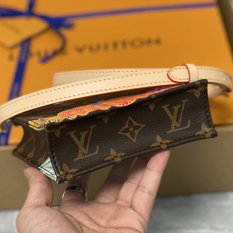 Louis Vuitton LV x YK Petit Sac Plat (14 x 17 x 5 cm)  M82112 - PerfectKickZ