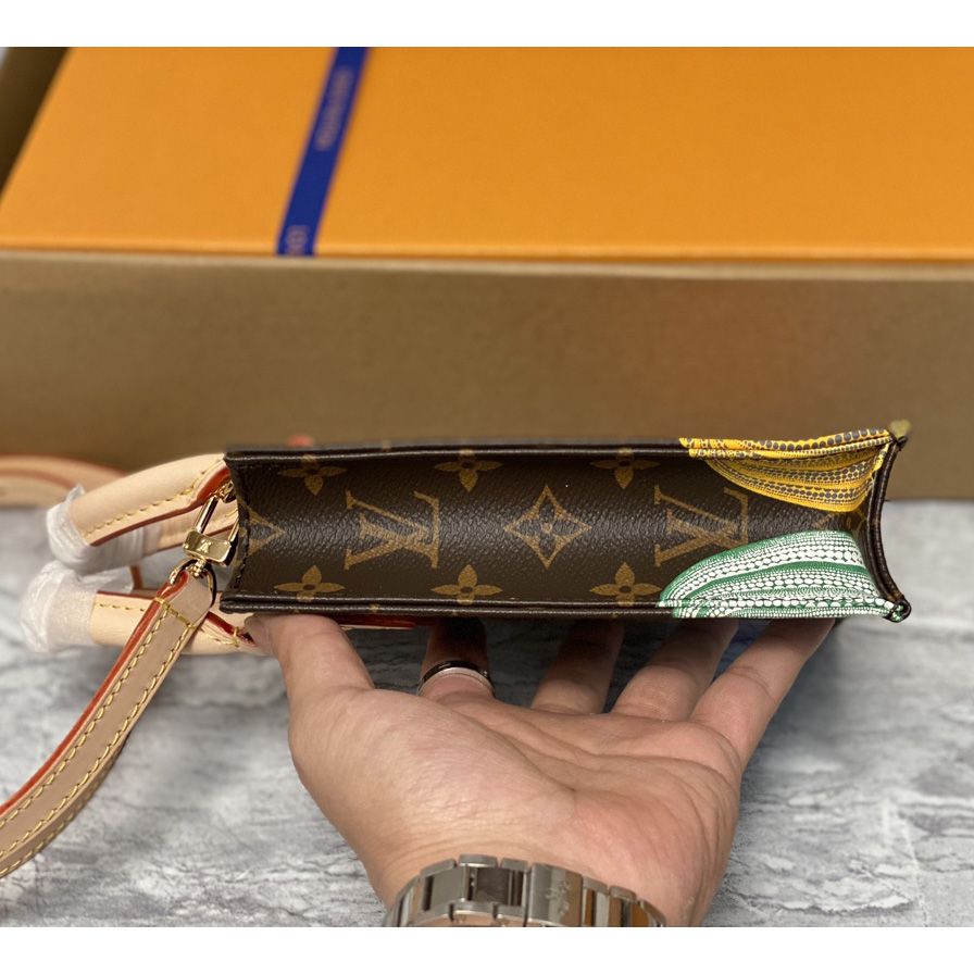 Louis Vuitton LV x YK Petit Sac Plat (14 x 17 x 5 cm)  M82112 - PerfectKickZ