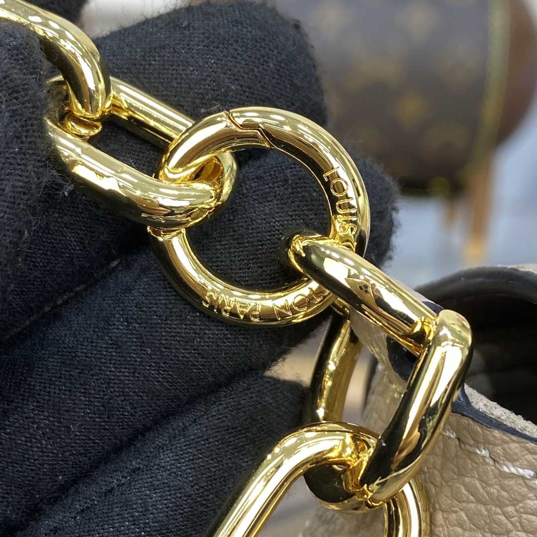 Louis Vuitton Favorite(24 x 14 x 9cm)    M45836 - PerfectKickZ