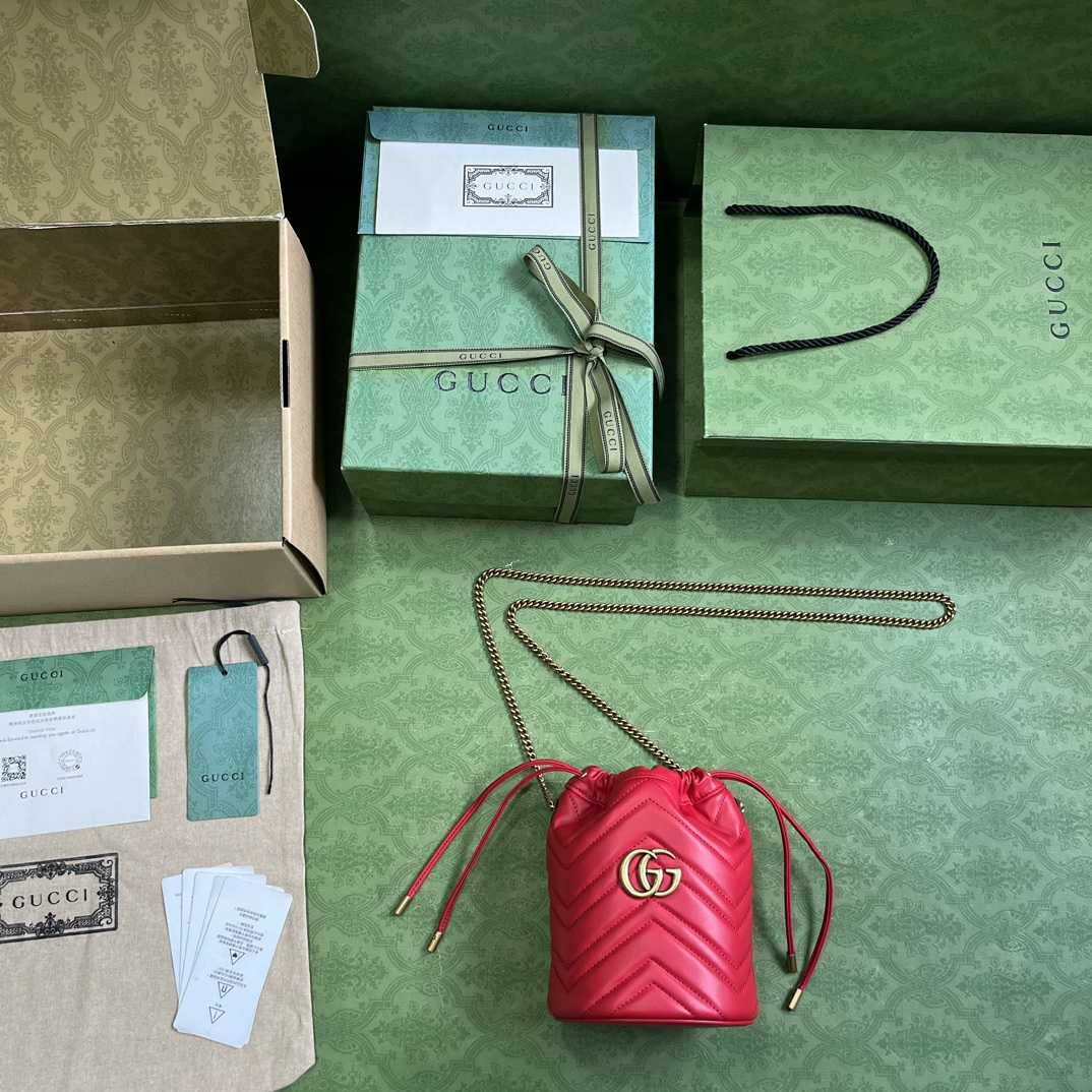 Gucci GG Marmont Matelassé Mini Bucket Bag  (19-17-13cm) - 
