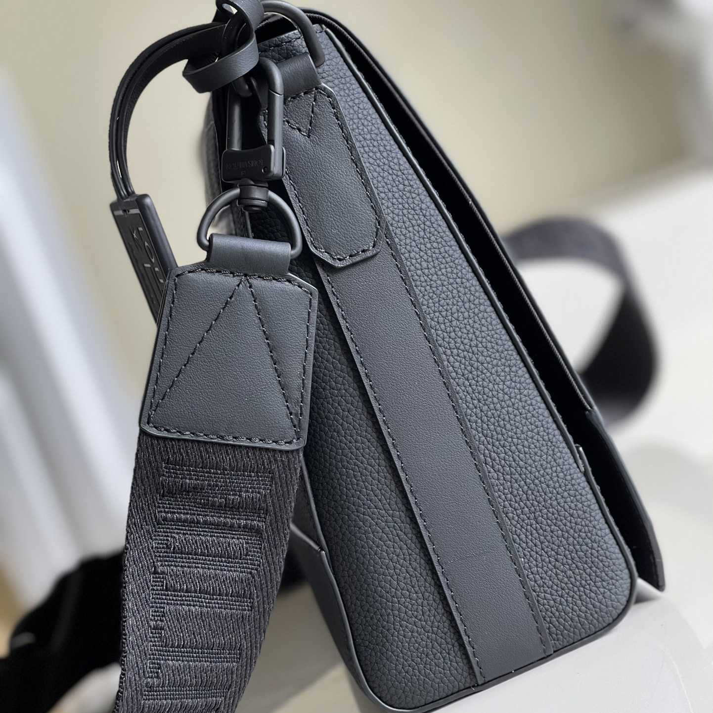 Louis Vuitton Takeoff Messenger(30.5x24x10cm)   M57080 - PerfectKickZ