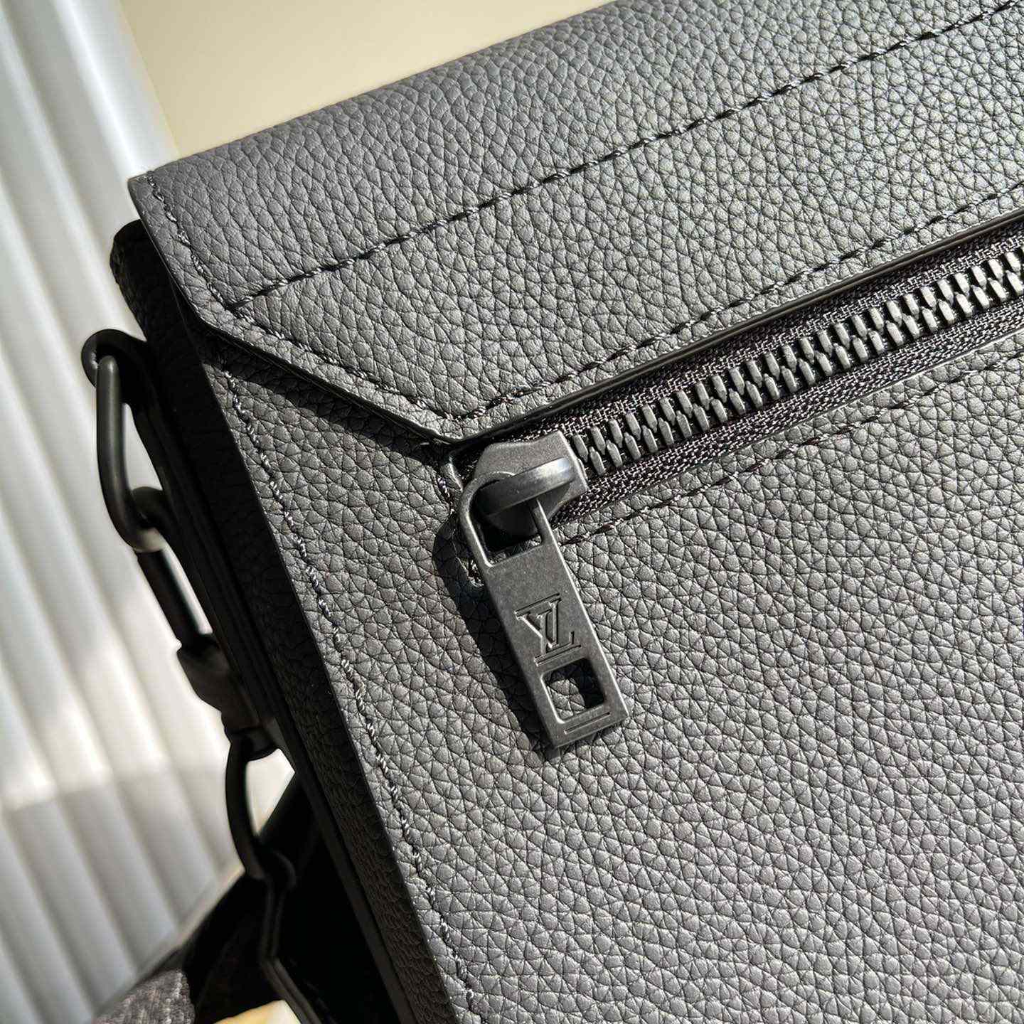 Louis Vuitton Takeoff Messenger(30.5x24x10cm)   M57080 - PerfectKickZ
