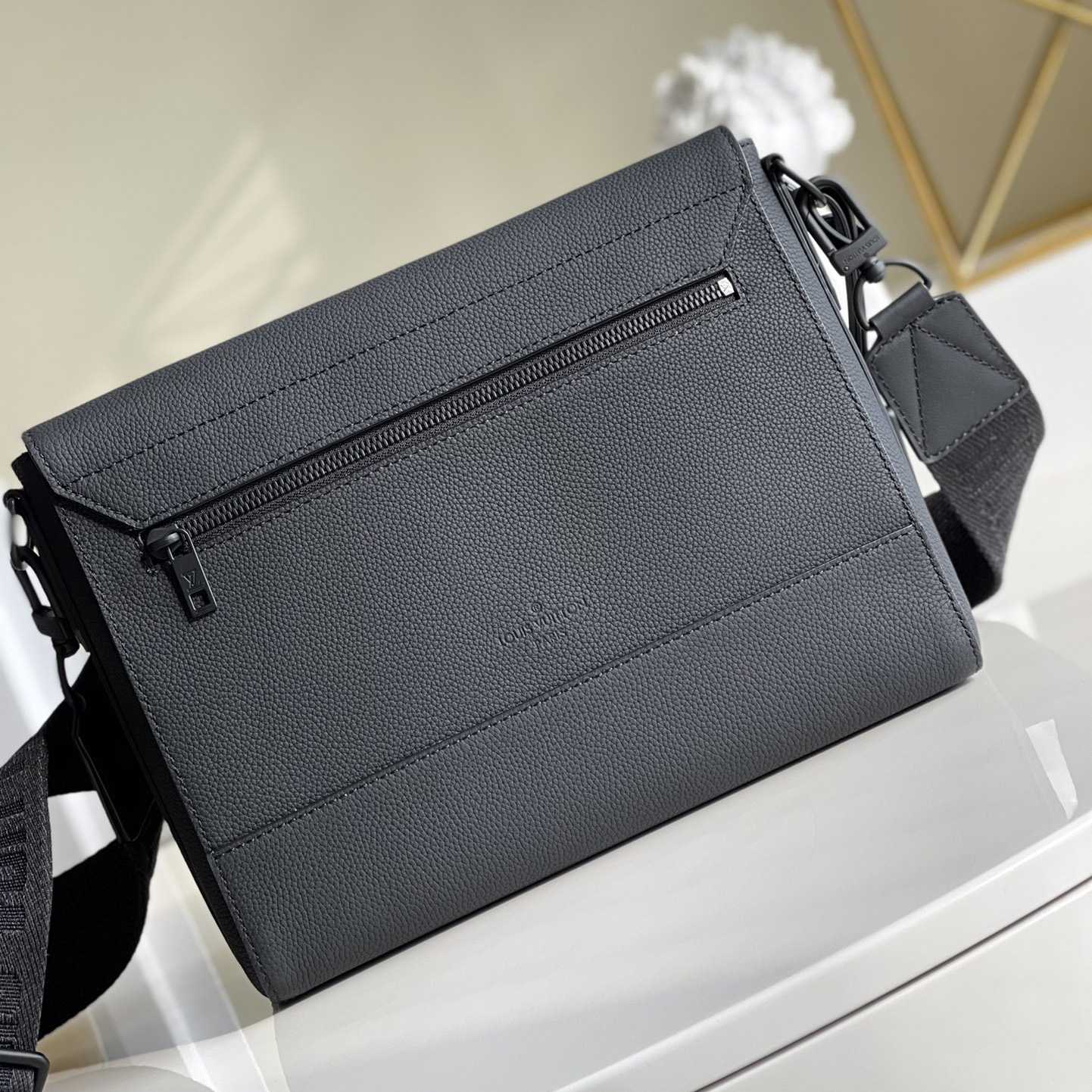 Louis Vuitton Takeoff Messenger(30.5x24x10cm)   M57080 - PerfectKickZ