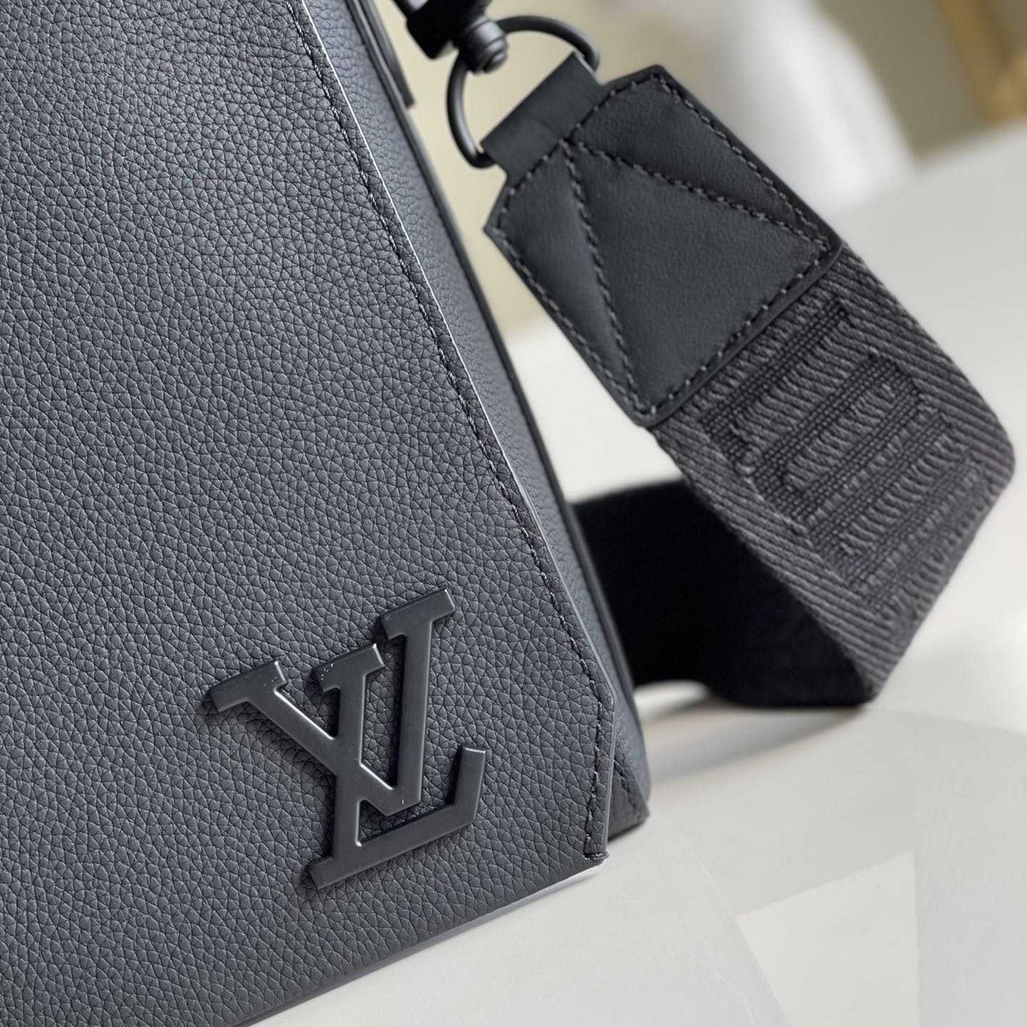 Louis Vuitton Takeoff Messenger(30.5x24x10cm)   M57080 - PerfectKickZ