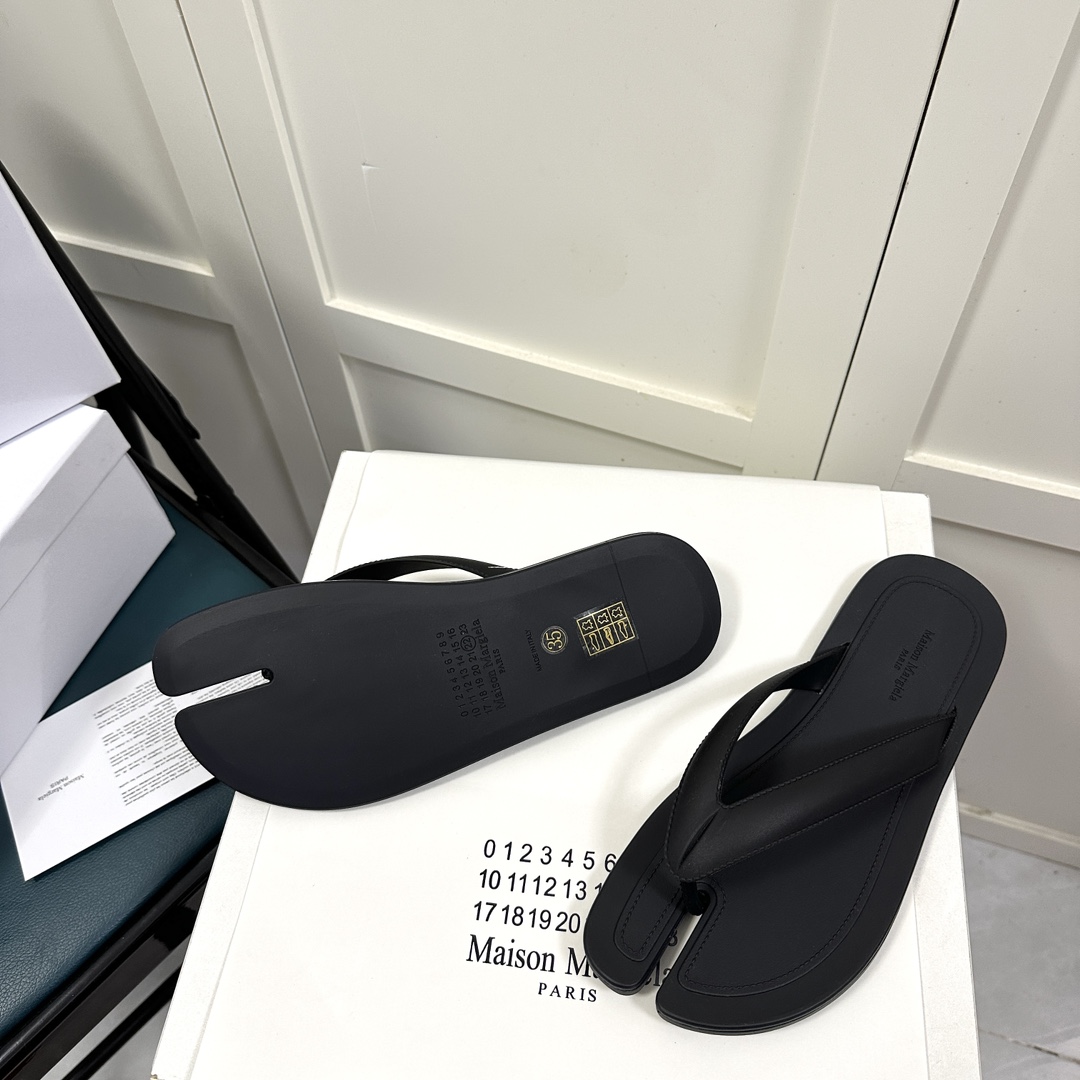 Maison Margiela Tabi Open-Toe Flip-Flops - PerfectKickZ