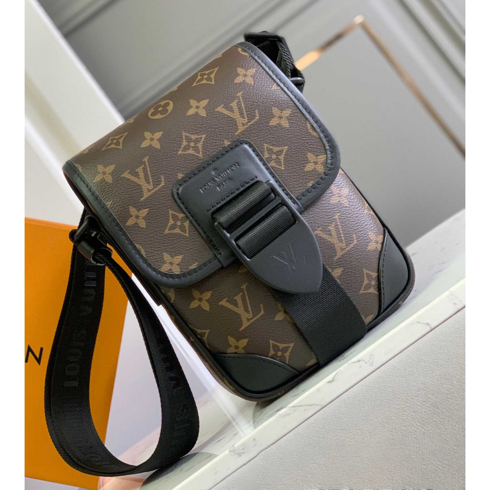 Louis VuittonArchy Messenger PM(16x22x7CM)   M46442 - PerfectKickZ
