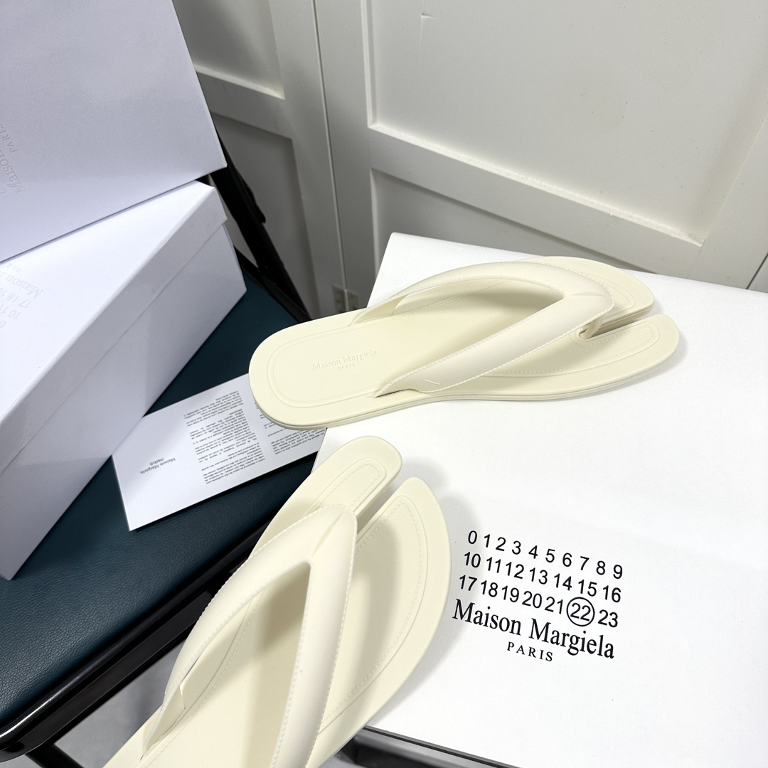 Maison Margiela Tabi Open-Toe Flip-Flops - PerfectKickZ