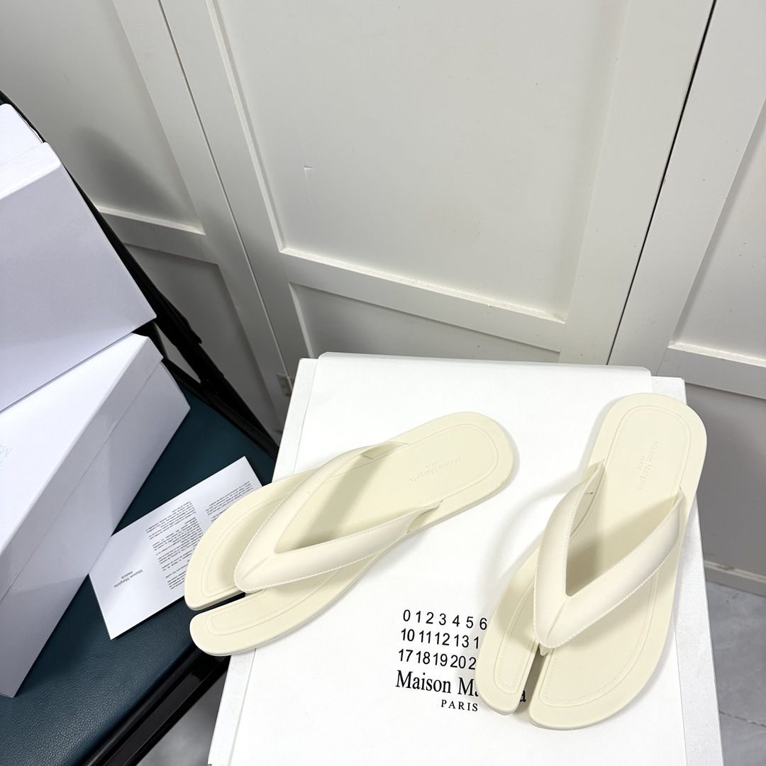 Maison Margiela Tabi Open-Toe Flip-Flops - 