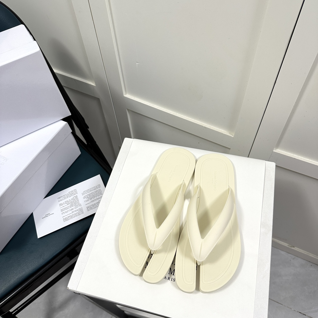 Maison Margiela Tabi Open-Toe Flip-Flops - PerfectKickZ