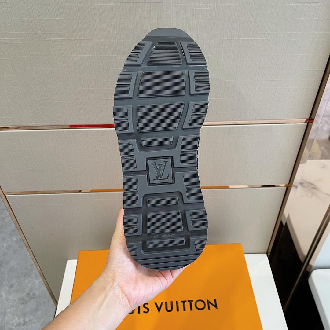 Louis Vuitton Run Away Sneaker   (upon uk size)  1ABFBZ - 