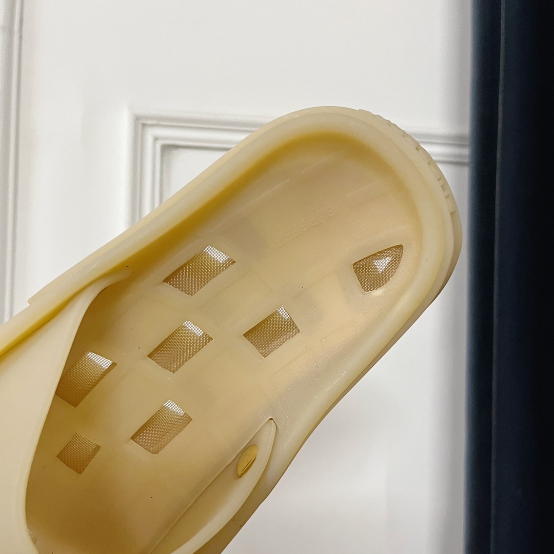 Burberry Bucklow logo slides - 