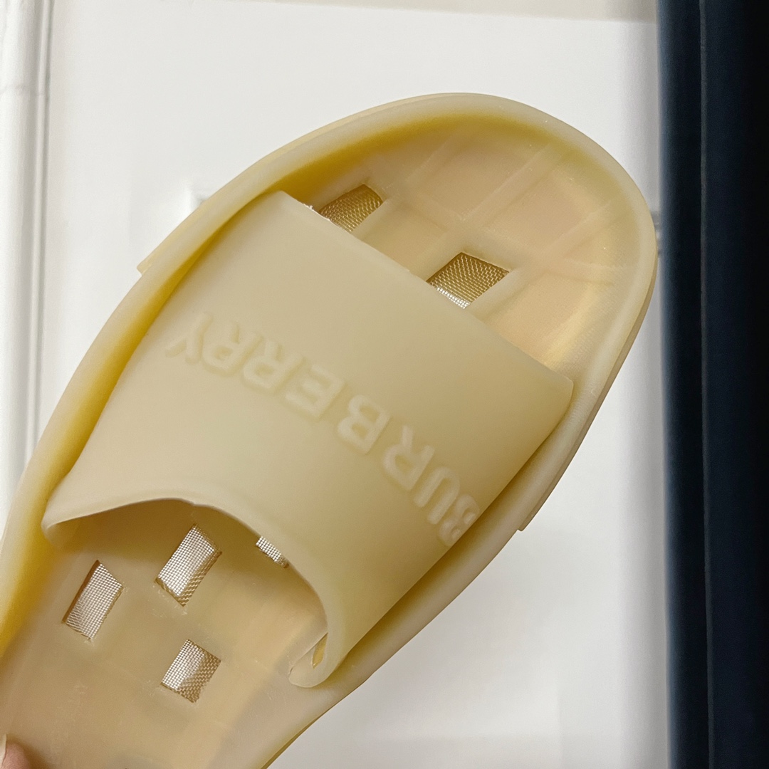 Burberry Bucklow logo slides - 