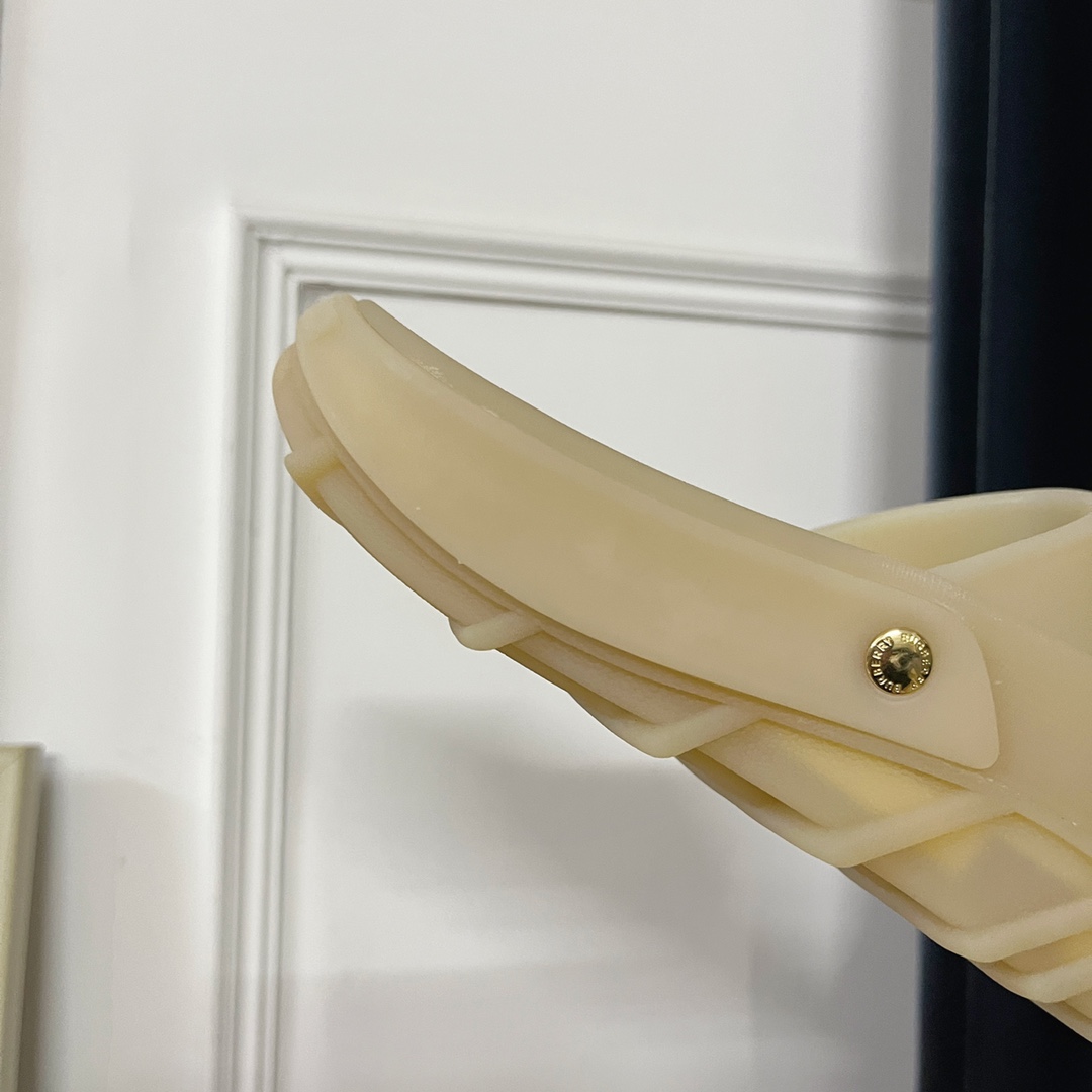 Burberry Bucklow logo slides - 