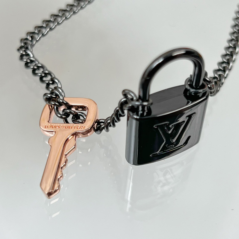 Louis Vuitton LV Padlock Pendant   M01149 - PerfectKickZ