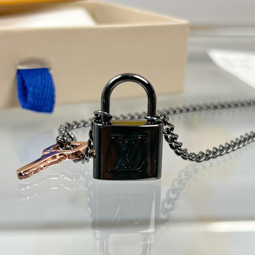 Louis Vuitton LV Padlock Pendant   M01149 - PerfectKickZ