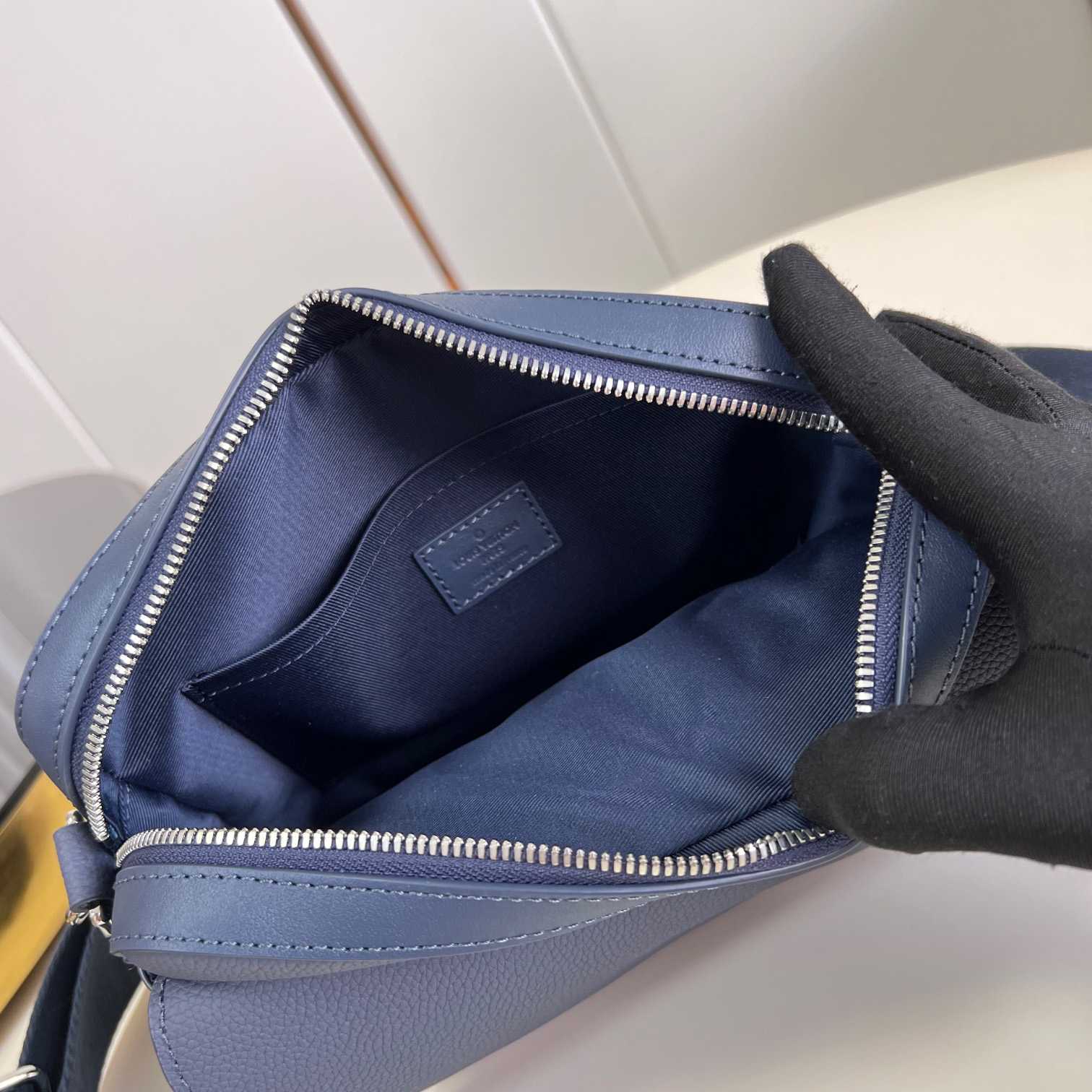 Louis Vuitton Fastline Messenger (23.5x18x7cm)   M22611 - PerfectKickZ