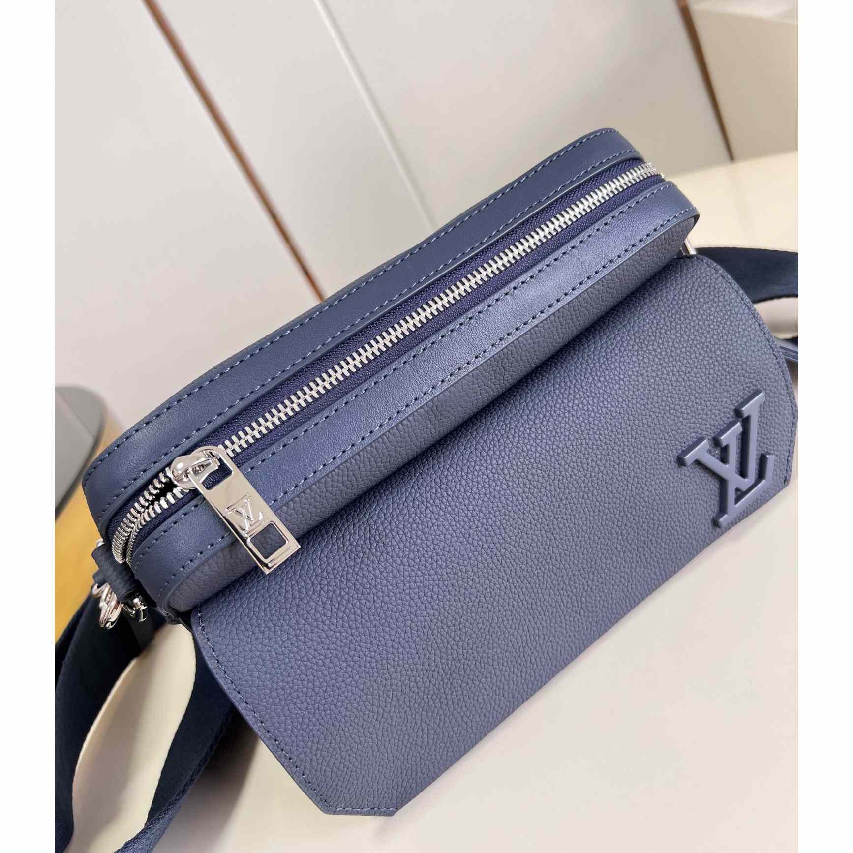 Louis Vuitton Fastline Messenger (23.5x18x7cm)   M22611 - PerfectKickZ