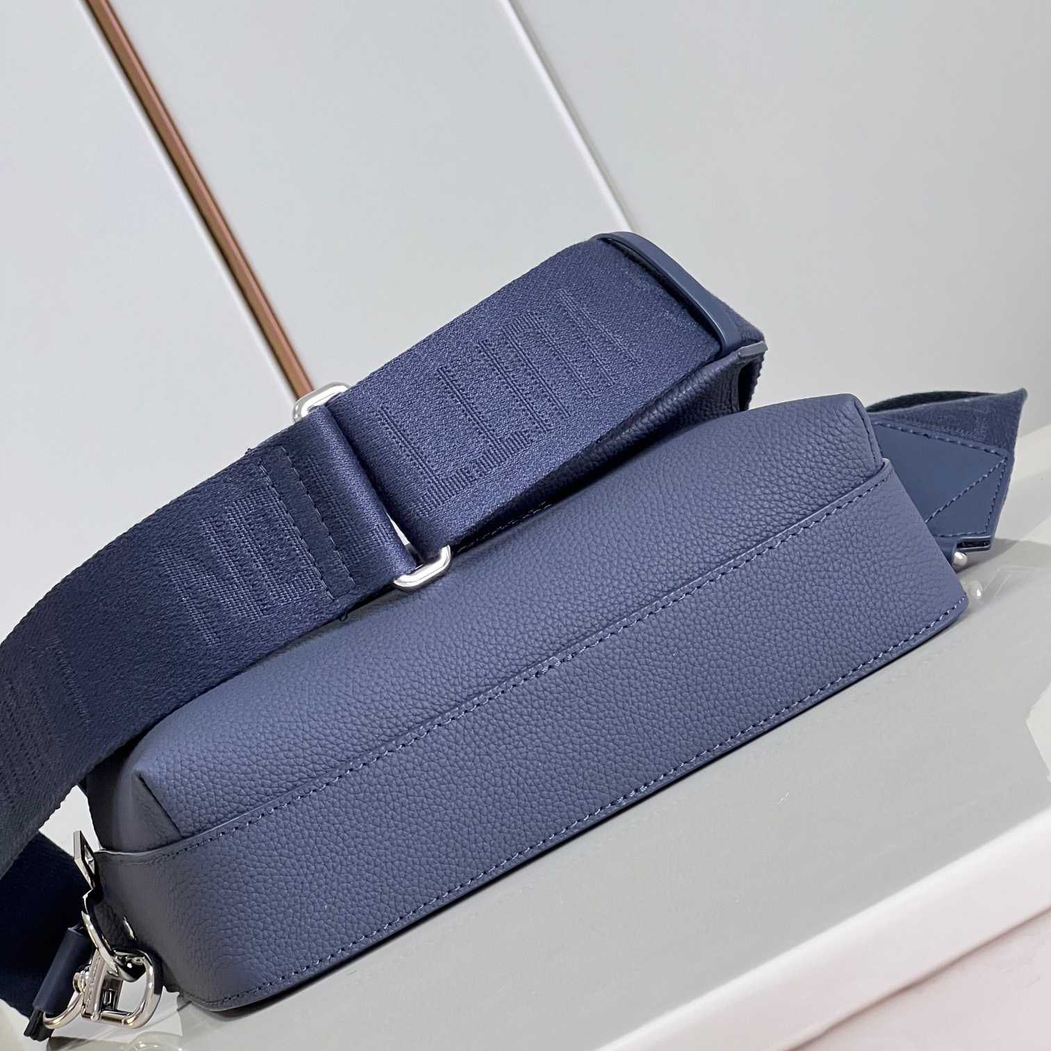 Louis Vuitton Fastline Messenger (23.5x18x7cm)   M22611 - PerfectKickZ