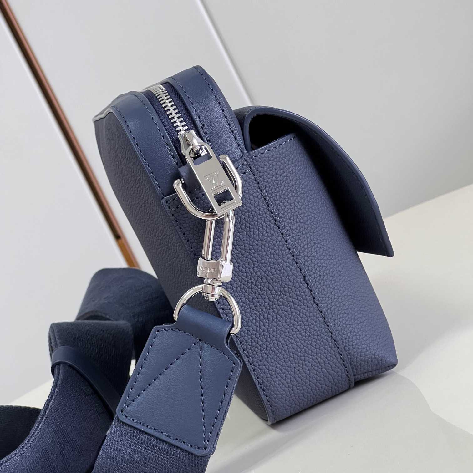 Louis Vuitton Fastline Messenger (23.5x18x7cm)   M22611 - PerfectKickZ