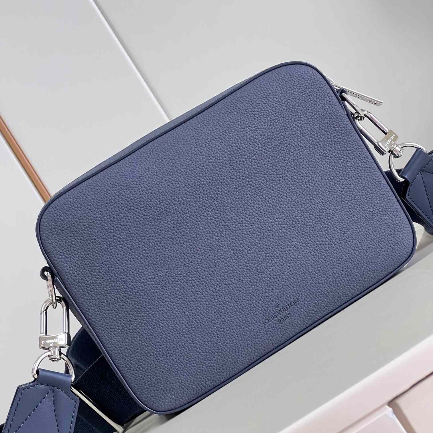Louis Vuitton Fastline Messenger (23.5x18x7cm)   M22611 - PerfectKickZ