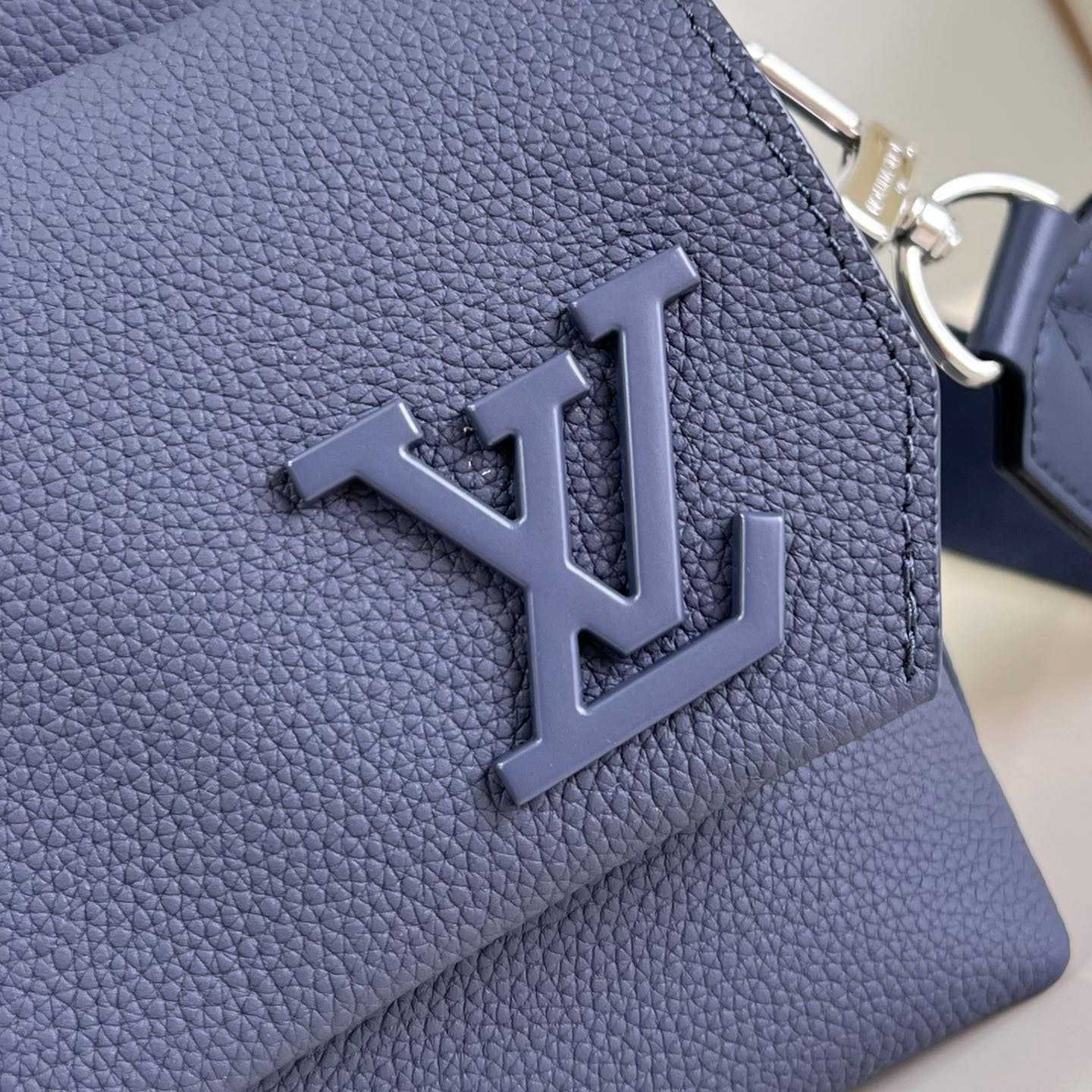 Louis Vuitton Fastline Messenger (23.5x18x7cm)   M22611 - PerfectKickZ