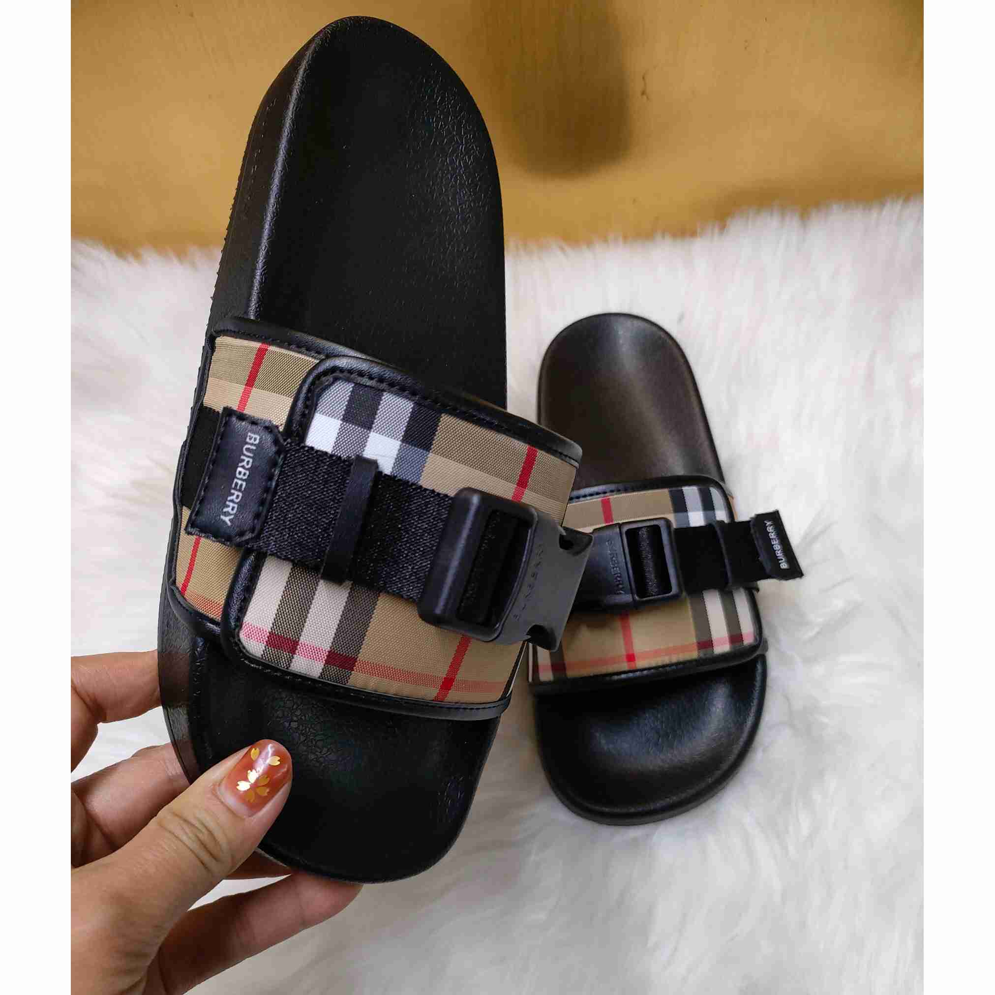 Burberry Buckle-strap Vintage Check Slides - PerfectKickZ