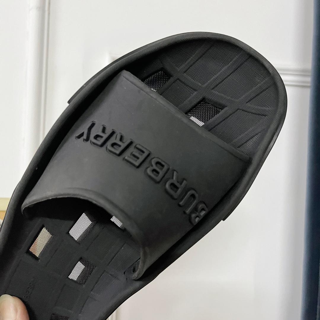 Burberry Bucklow logo slides - 