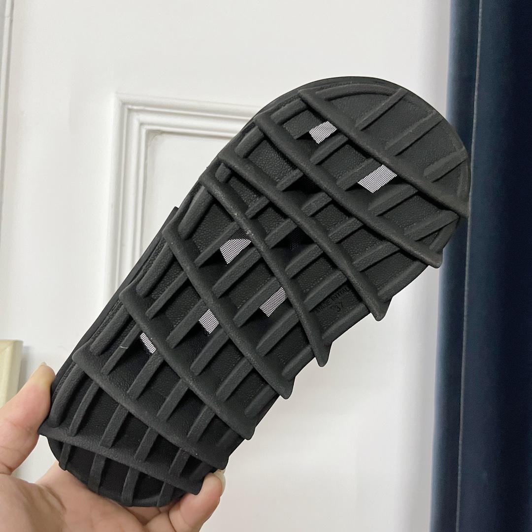 Burberry Bucklow logo slides - 