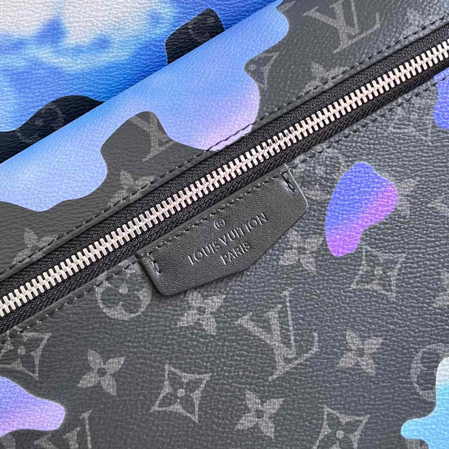 Louis Vuitton Discovery Backpack (30x40x20cm) - 