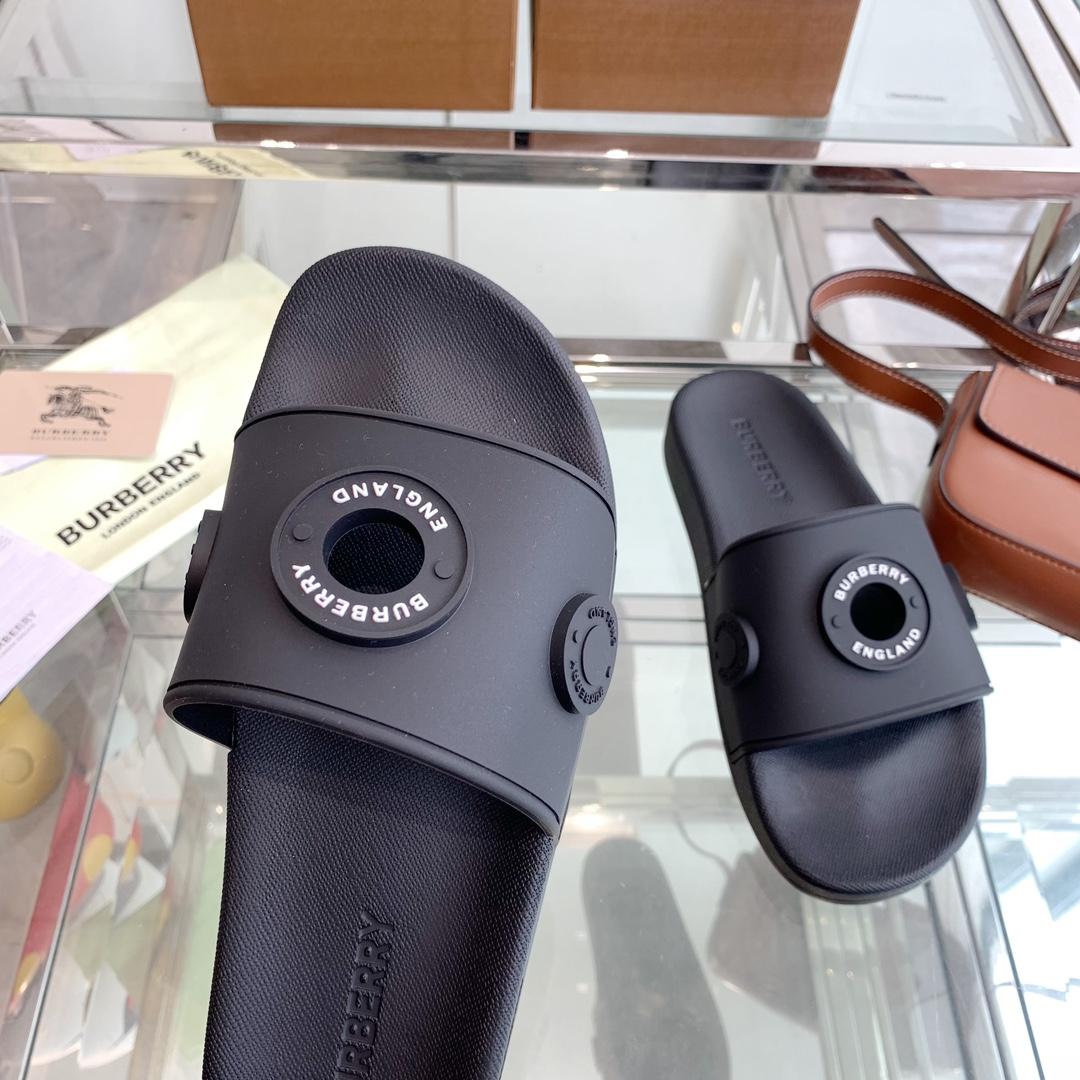 Burberry Eyelet Rubber Slide - PerfectKickZ