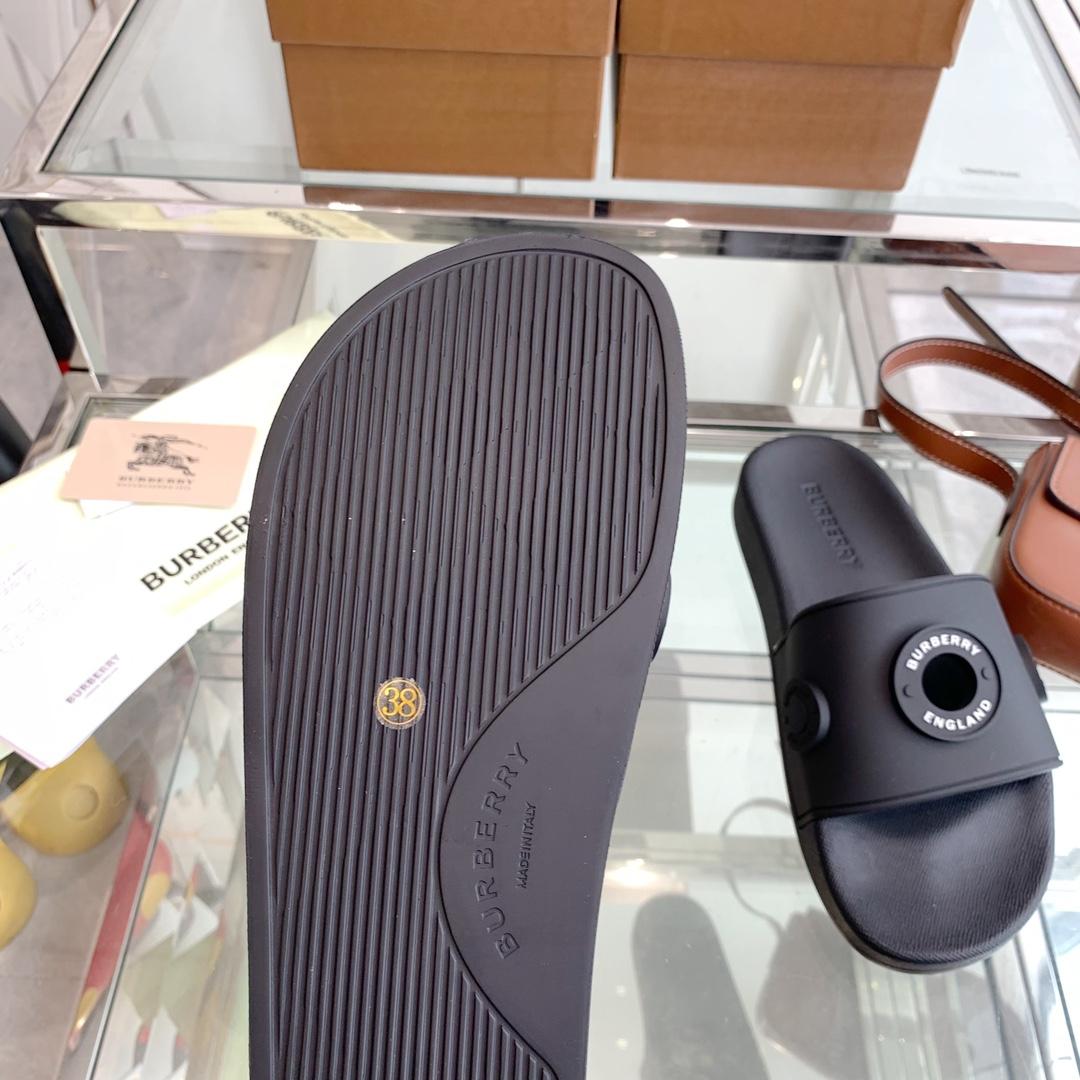 Burberry Eyelet Rubber Slide - PerfectKickZ