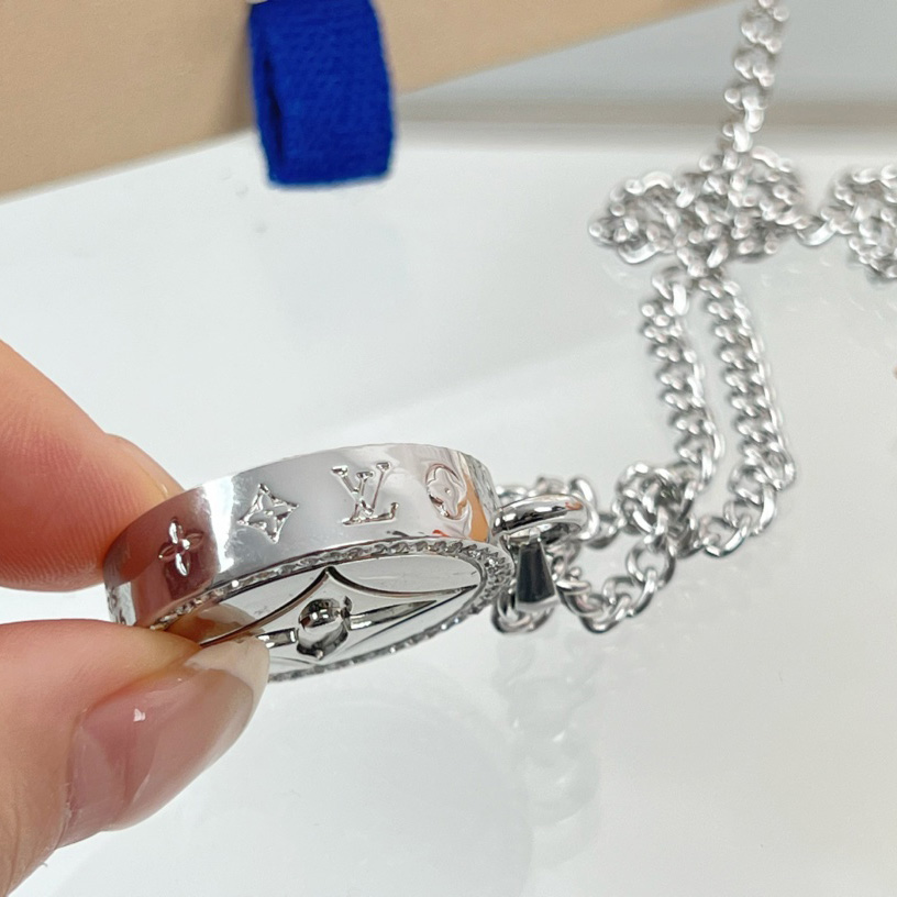 Louis Vuitton LV Twisted Flower Pendant  M00916 - 
