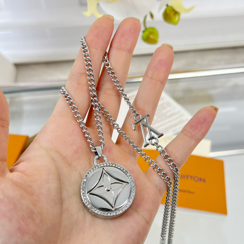 Louis Vuitton LV Twisted Flower Pendant  M00916 - 